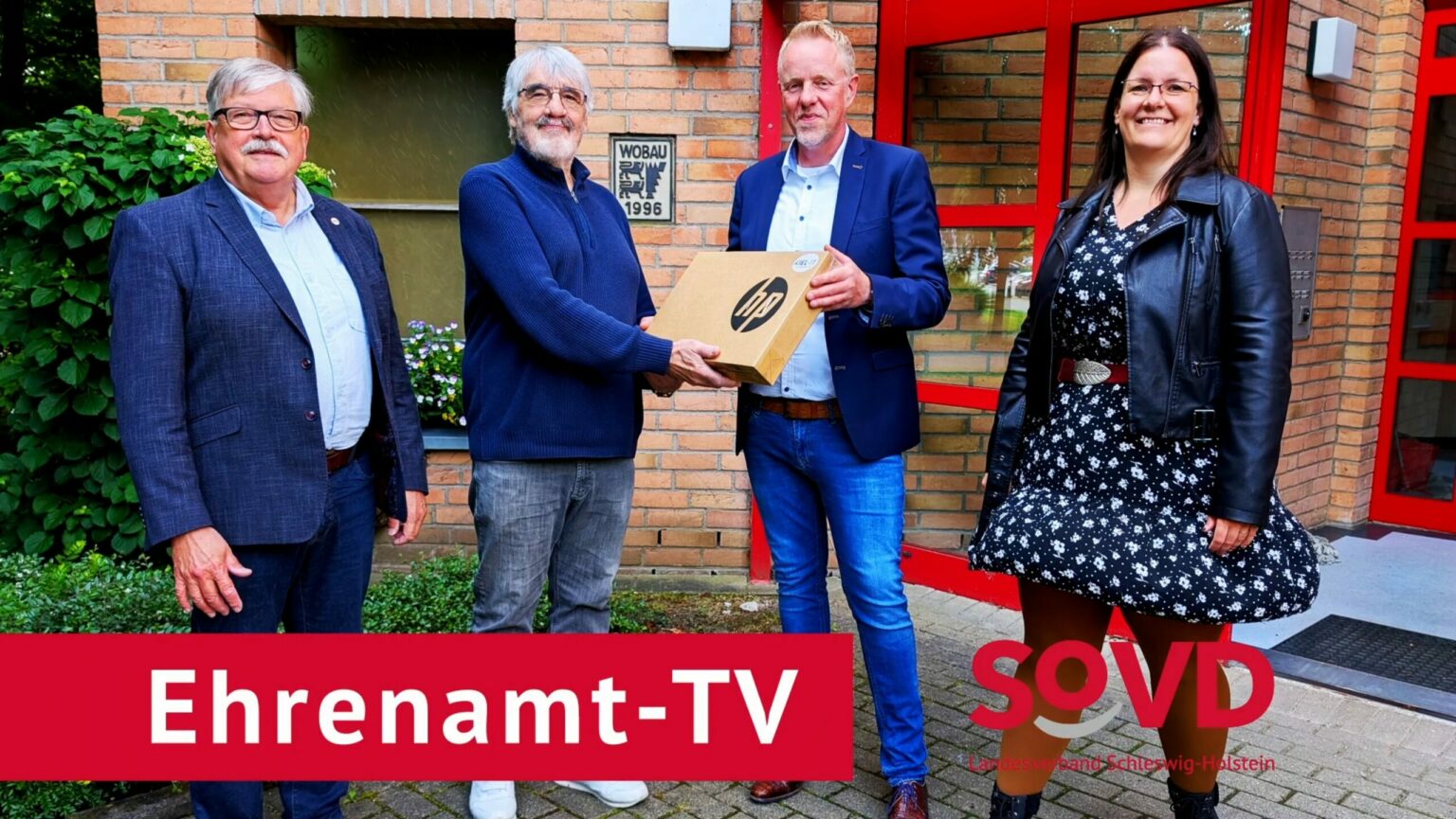 Übergabe des erstens Gerätes von Kiel-IT an ehrenamtlichen Mitarbeiter des SoVD