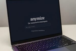 KI-Kennzeichnungspflicht – Laptop mit anymize-Oberfläche, KI-generierte Darstellung